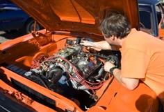 http://us.123rf.com/400wm/400/400/stevemc/stevemc0703/stevemc070300006/798626-mechanic-tuning-the-carburetors-on-a-classic-muscle-car.jpg